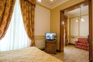 Televiisor ja/või meelelahutuskeskus majutusasutuses Grand Hotel Wagner