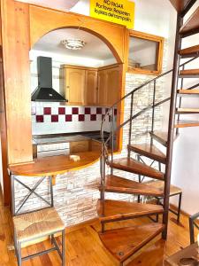 - une cuisine avec un escalier en colimaçon dans une pièce dans l'établissement DÚPLEX La MOLINA a 5 minutos de las pistas de esquí, à La Molina