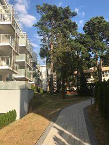 a walkway in front of a apartment building at APARTAMENT D-7 W OBIEKCIE NAUTIKKA PARK in Krynica Morska