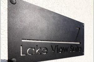 Certifikát, hodnocení, plakát nebo jiný dokument vystavený v ubytování Lake View Suite