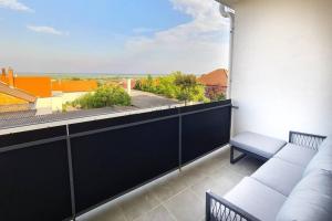 Balkón nebo terasa v ubytování Lake View Suite