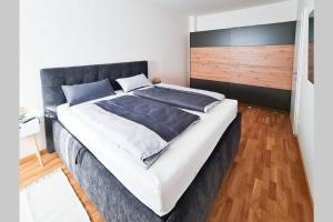 Postel nebo postele na pokoji v ubytování Lake View Suite