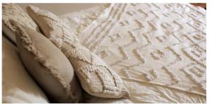 un letto bianco con due cuscini bianchi di Esencia Lodge - luxurious off-grid cabin retreat ad Almuñécar