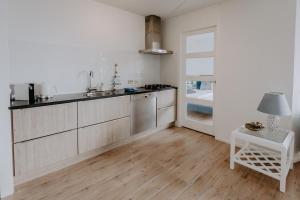 Nhà bếp/bếp nhỏ tại Stijlvol appartement op strand Makkum