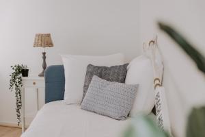 Giường trong phòng chung tại Stijlvol appartement op strand Makkum