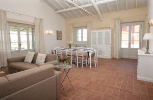 A seating area at Agriturismo Piani Della Marina