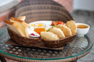 Makanan di atau di tempat lain dekat hotel
