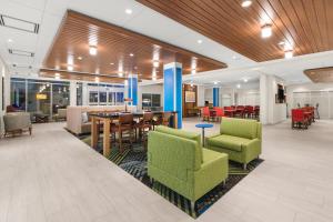 Holiday Inn Express & Suites - Suisun City, an IHG Hotel 라운지 또는 바