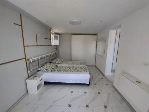 um quarto com uma cama e piso em azulejo em See View Apartment em Trogir