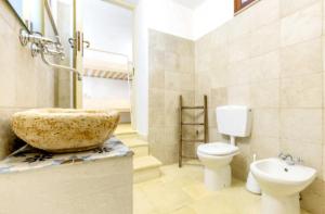 Ванная комната в A CASA NOSCIA - BB SAN PIETRO IN BEVAGNA Charming house +37 фотографий