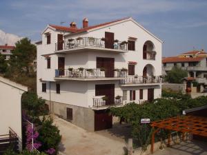 un gran edificio blanco con balcones. en Apartments Ivanka, en Zadar