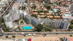 una vista aérea de una ciudad con edificios en Servatur Don Miguel - Adults Only en Playa del Ingles