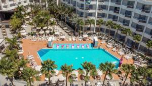 uma vista superior de uma piscina num resort em Servatur Don Miguel - Adults Only em Playa del Inglés