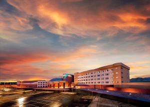 un bâtiment dans un parking avec un ciel nuageux dans l'établissement Twin Arrows Navajo Casino Resort, à Flagstaff