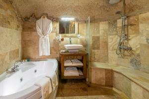 Koupelna v ubytování Adora Cave Suites -