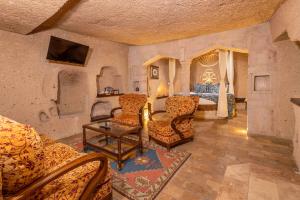 Posezení v ubytování Adora Cave Suites -