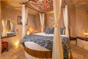 Postel nebo postele na pokoji v ubytování Adora Cave Suites -
