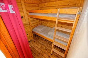 a room with two bunk beds in a cabin at le burel la triade 4 personnes in Lanslevillard