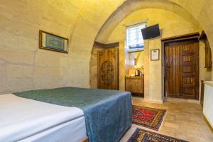 Postel nebo postele na pokoji v ubytování Adora Cave Suites -