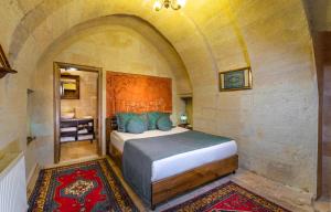 Postel nebo postele na pokoji v ubytování Adora Cave Suites -