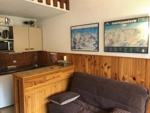 eine Küche mit einer Theke und einer Couch in einem Zimmer in der Unterkunft Appartement Montgenèvre, 2 pièces, 6 personnes - FR-1-445-94 in Montgenèvre