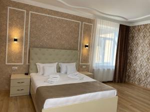 Rúm í herbergi á Hotel Sharl