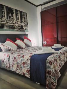 ローマにあるBella Roma Guest Houseのベッドルーム1室(大型ベッド1台、赤と白の枕付)