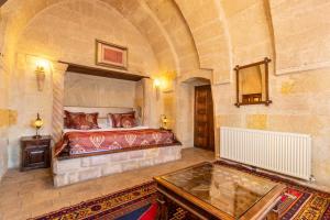 Postel nebo postele na pokoji v ubytování Adora Cave Suites -
