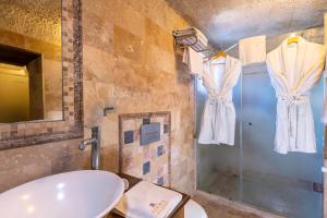 Koupelna v ubytování Adora Cave Suites -