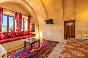 TV a/nebo společenská místnost v ubytování Adora Cave Suites -