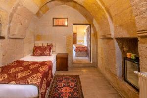 Postel nebo postele na pokoji v ubytování Adora Cave Suites -