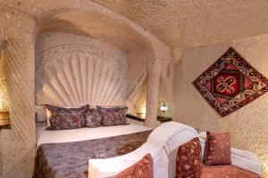 Postel nebo postele na pokoji v ubytování Adora Cave Suites -
