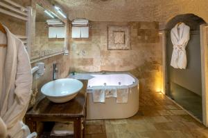 Koupelna v ubytování Adora Cave Suites -
