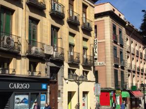 Edificio en el que se encuentra el hostal o pensión