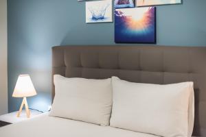 Ένα ή περισσότερα κρεβάτια σε δωμάτιο στο Stylish Suite by CloudKeys