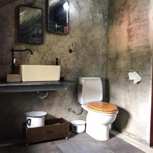 A bathroom at A Casa Estrelícia-Dourada Garcês