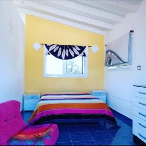 a bedroom with a bed and a window at Cabaña Los Pinos in Villa Icho Cruz