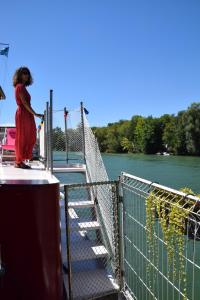 une femme debout sur le pont d'un bateau dans l'établissement Bateau, Péniche Marboré - Disney, à Lagny-sur-Marne