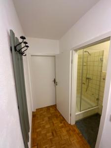 baño con ducha y puerta de cristal en Gästehaus Kochelsee, en Kochel