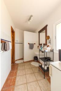 uma casa de banho com um lavatório e um espelho em El Hierro I em San Juan de la Rambla