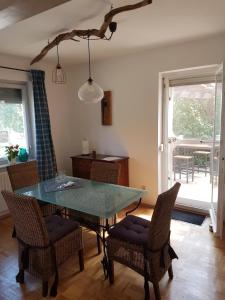 een eetkamer met een groene tafel en stoelen bij Ferienhäusle vom Hof Chirphendorf 