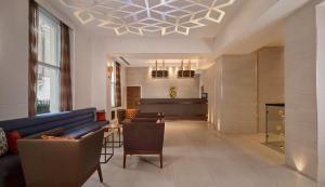 una sala de estar con un sofá y una mesa en Norfolk Towers Paddington, en Londres