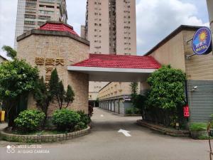 龟山乡碧云天汽车旅馆（回龙馆）的街道上一座红色屋顶的建筑