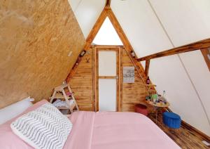 1 dormitorio con 1 cama en el ático en Andes Glamping, en Guatavita 24 fotos más