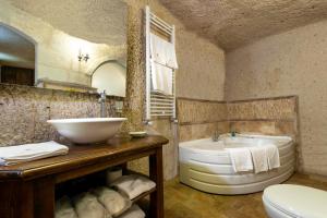 Koupelna v ubytování Adora Cave Suites -