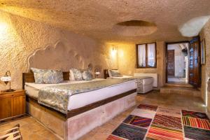 Postel nebo postele na pokoji v ubytování Adora Cave Suites -