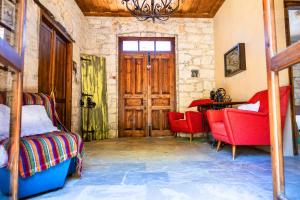 een kamer met 2 bedden en een tafel en stoelen bij Listed Villa in Laneia in Lania