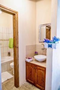 een badkamer met een wastafel, een toilet en een spiegel bij Listed Villa in Laneia in Lania