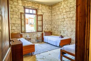 een kamer met 2 bedden en een raam bij Listed Villa in Laneia in Lania