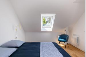 - une chambre avec un lit, une chaise et une fenêtre dans l'établissement Kermaudez, à Pleubian